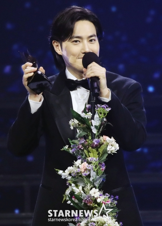그룹 엑소 수호가 14일 필리핀 아레나에서 열린 '2023 아시아 아티스트 어워즈 인 필리핀'(2023 Asia Artist Awards IN THE PHILIPPINES, 이하 '2023 AAA')에서 'AAA 베스트 액팅 퍼포먼스 상''을 수상하고 소감을 말하고 있다. '2023 AAA'는 스타뉴스가 주최하고 Asia Artist Awards 조직위원회, TONZ 엔터테인먼트, PULP Live World가 공동 주관한다. 그룹 아이브(IVE) 장원영, 가수 강다니엘, 그룹 제로베이스원 성한빈이 MC를 맡았다. 2023.12.14