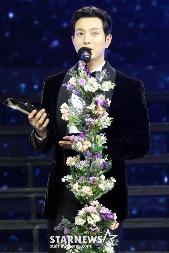 배우 정성일이 14일 필리핀 아레나에서 열린 '2023 아시아 아티스트 어워즈 인 필리핀'(2023 Asia Artist Awards IN THE PHILIPPINES, 이하 '2023 AAA')에서 'AAA 신스틸러 상'을 수상하고 소감을 말하고 있다. '2023 AAA'는 스타뉴스가 주최하고 Asia Artist Awards 조직위원회, TONZ 엔터테인먼트, PULP Live World가 공동 주관한다. 그룹 아이브(IVE) 장원영, 가수 강다니엘, 그룹 제로베이스원 성한빈이 MC를 맡았다. 2023.12.14