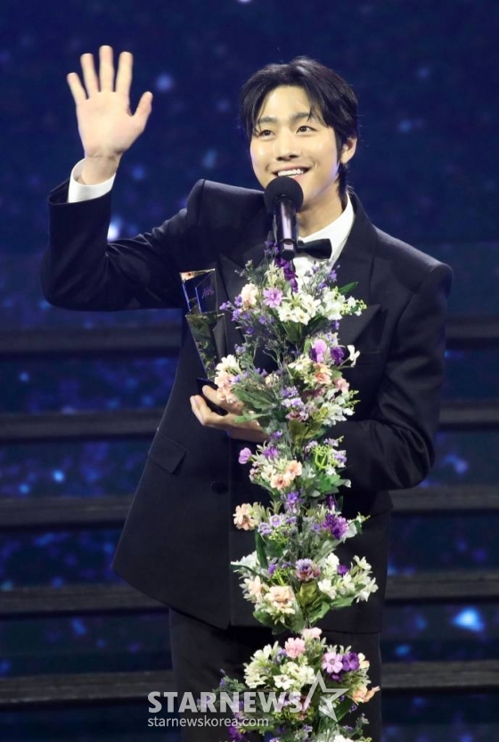배우 안효섭이 14일 필리핀 아레나에서 열린 '2023 아시아 아티스트 어워즈 인 필리핀'(2023 Asia Artist Awards IN THE PHILIPPINES, 이하 '2023 AAA')에서 'AAA 핫트렌드상'을 수상하고 소감을 말하고 있다.   '2023 AAA'는 스타뉴스가 주최하고 Asia Artist Awards 조직위원회, TONZ 엔터테인먼트, PULP Live World가 공동 주관한다. 그룹 아이브(IVE) 장원영, 가수 강다니엘, 그룹 제로베이스원 성한빈이 MC를 맡았다. 2023.12.14 /사진=임성균