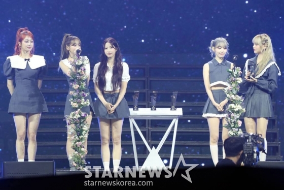 그룹 르세라핌이 14일 필리핀 아레나에서 열린 '2023 아시아 아티스트 어워즈 인 필리핀'(2023 Asia Artist Awards IN THE PHILIPPINES, 이하 '2023 AAA')에서 'AAA 아시아셀러브리티상'을 수상하고 소감을 말하고 있다.   '2023 AAA'는 스타뉴스가 주최하고 Asia Artist Awards 조직위원회, TONZ 엔터테인먼트, PULP Live World가 공동 주관한다. 그룹 아이브(IVE) 장원영, 가수 강다니엘, 그룹 제로베이스원 성한빈이 MC를 맡았다. 2023.12.14 /사진=임성균
