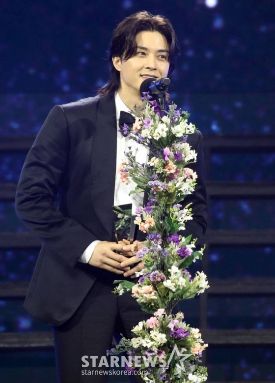 배우 김지훈이 14일 필리핀 아레나에서 열린 '2023 아시아 아티스트 어워즈 인 필리핀'(2023 Asia Artist Awards IN THE PHILIPPINES, 이하 '2023 AAA')에서 'AAA 베스트 아티스트 상'을 수상하고 소감을 말하고 있다. '2023 AAA'는 스타뉴스가 주최하고 Asia Artist Awards 조직위원회, TONZ 엔터테인먼트, PULP Live World가 공동 주관한다. 그룹 아이브(IVE) 장원영, 가수 강다니엘, 그룹 제로베이스원 성한빈이 MC를 맡았다. 2023.12.14 /사진=임성균