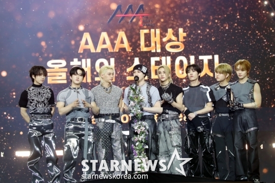 그룹 스트레이키즈가 14일 필리핀 아레나에서 열린 '2023 아시아 아티스트 어워즈 인 필리핀'(2023 Asia Artist Awards IN THE PHILIPPINES, 이하 '2023 AAA')에서 'AAA대상-올해의 스테이지 상'을 수상하고 소감을 말하고 있다. '2023 AAA'는 스타뉴스가 주최하고 Asia Artist Awards 조직위원회, TONZ 엔터테인먼트, PULP Live World가 공동 주관한다. 그룹 아이브(IVE) 장원영, 가수 강다니엘, 그룹 제로베이스원 성한빈이 MC를 맡았다. 2023.12.14