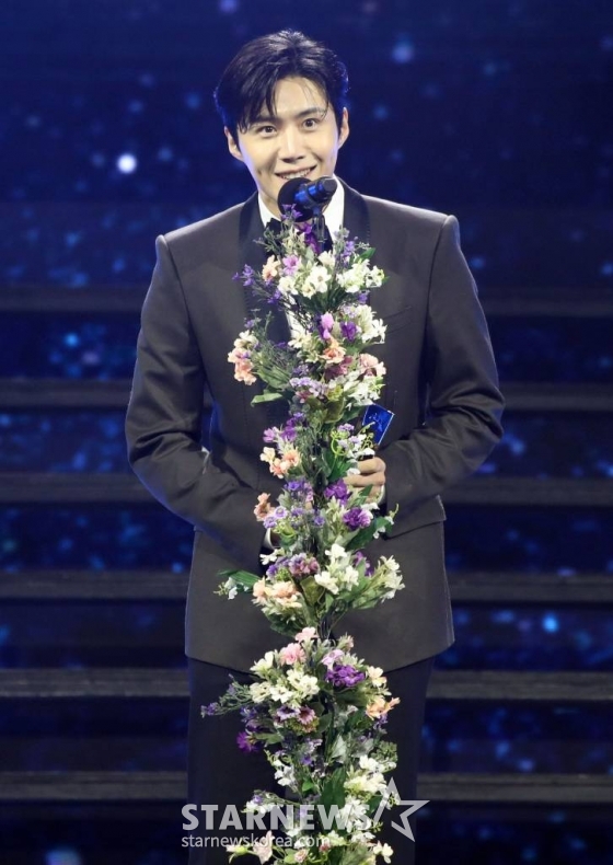 배우 김선호가 14일 필리핀 아레나에서 열린 '2023 아시아 아티스트 어워즈 인 필리핀'(2023 Asia Artist Awards IN THE PHILIPPINES, 이하 '2023 AAA')에서 'AAA 베스트 아티스트 상'을 수상하고 소감을 말하고 있다. '2023 AAA'는 스타뉴스가 주최하고 Asia Artist Awards 조직위원회, TONZ 엔터테인먼트, PULP Live World가 공동 주관한다. 그룹 아이브(IVE) 장원영, 가수 강다니엘, 그룹 제로베이스원 성한빈이 MC를 맡았다. 2023.12.14 /사진=임성균