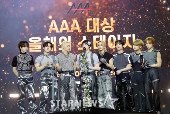 그룹 스트레이키즈가 14일 필리핀 아레나에서 열린 '2023 아시아 아티스트 어워즈 인 필리핀'(2023 Asia Artist Awards IN THE PHILIPPINES, 이하 '2023 AAA')에서 'AAA대상-올해의 스테이지 상'을 수상하고 소감을 말하고 있다.   '2023 AAA'는 스타뉴스가 주최하고 Asia Artist Awards 조직위원회, TONZ 엔터테인먼트, PULP Live World가 공동 주관한다. 그룹 아이브(IVE) 장원영, 가수 강다니엘, 그룹 제로베이스원 성한빈이 MC를 맡았다. 2023.12.14 /사진=임성균