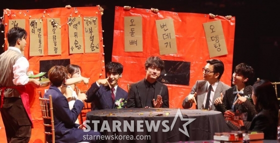 그룹 세븐틴 유닛 부석순이 14일 필리핀 아레나에서 열린 '2023 아시아 아티스트 어워즈 인 필리핀'(2023 Asia Artist Awards IN THE PHILIPPINES, 이하 '2023 AAA')에서 멋진 무대를 선보이고 있다.  '2023 AAA'는 스타뉴스가 주최하고 Asia Artist Awards 조직위원회, TONZ 엔터테인먼트, PULP Live World가 공동 주관한다. 그룹 아이브(IVE) 장원영, 가수 강다니엘, 그룹 제로베이스원 성한빈이 MC를 맡았다. 2023.12.14 /사진=김창현