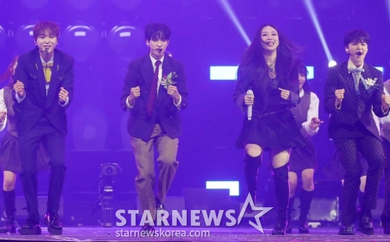 그룹 세븐틴 유닛 부석순, 래퍼 이영지가 14일 필리핀 아레나에서 열린 '2023 아시아 아티스트 어워즈 인 필리핀'(2023 Asia Artist Awards IN THE PHILIPPINES, 이하 '2023 AAA')에서 멋진 무대를 선보이고 있다.  '2023 AAA'는 스타뉴스가 주최하고 Asia Artist Awards 조직위원회, TONZ 엔터테인먼트, PULP Live World가 공동 주관한다. 그룹 아이브(IVE) 장원영, 가수 강다니엘, 그룹 제로베이스원 성한빈이 MC를 맡았다. 2023.12.14 /사진=김창현