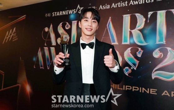 배우 이준영이 14일 필리핀 아레나에서 열린 '2023 아시아 아티스트 어워즈 인 필리핀'(2023 Asia Artist Awards IN THE PHILIPPINES, 이하 '2023 AAA')에서 AAA 베스트 액팅 퍼포먼스 상을 수상한 뒤 포즈를 취하고 있다. '2023 AAA'는 스타뉴스가 주최하고 Asia Artist Awards 조직위원회, TONZ 엔터테인먼트, PULP Live World가 공동 주관한다. 그룹 아이브(IVE) 장원영, 가수 강다니엘, 그룹 제로베이스원 성한빈이 MC를 맡았다. 2023.12.14 /사진=이동훈