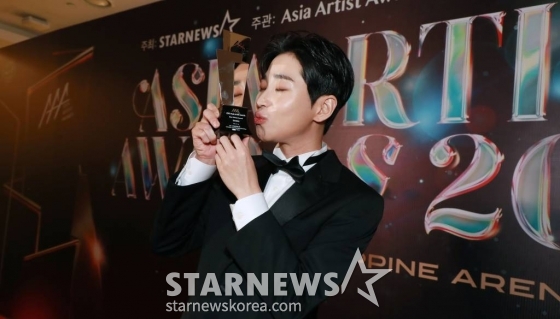 가수 딘딘이 14일 필리핀 아레나에서 열린 '2023 아시아 아티스트 어워즈 인 필리핀'(2023 Asia Artist Awards IN THE PHILIPPINES, 이하 '2023 AAA')에서 AAA 베스트 초이스상을 수상한 뒤 포즈를 취하고 있다. '2023 AAA'는 스타뉴스가 주최하고 Asia Artist Awards 조직위원회, TONZ 엔터테인먼트, PULP Live World가 공동 주관한다. 그룹 아이브(IVE) 장원영, 가수 강다니엘, 그룹 제로베이스원 성한빈이 MC를 맡았다. 2023.12.14 /사진=이동훈