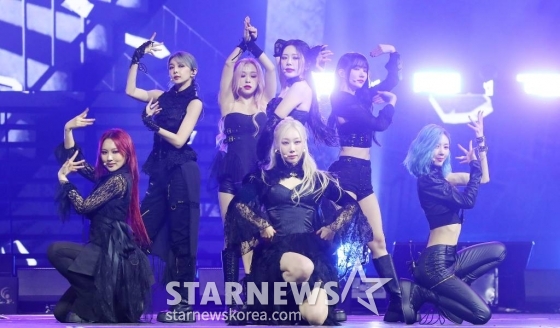 걸그룹 드림캐쳐가 14일 필리핀 아레나에서 열린 '2023 아시아 아티스트 어워즈 인 필리핀'(2023 Asia Artist Awards IN THE PHILIPPINES, 이하 '2023 AAA')에서 멋진 무대를 선보이고 있다. '2023 AAA'는 스타뉴스가 주최하고 Asia Artist Awards 조직위원회, TONZ 엔터테인먼트, PULP Live World가 공동 주관한다. 그룹 아이브(IVE) 장원영, 가수 강다니엘, 그룹 제로베이스원 성한빈이 MC를 맡았다. 2023.12.14 /사진=김창현