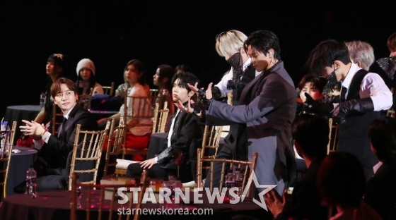 배우 이준호가 14일 필리핀 아레나에서 열린 '2023 아시아 아티스트 어워즈 인 필리핀'(2023 Asia Artist Awards IN THE PHILIPPINES, 이하 '2023 AAA')에서 더보이즈 무대를 감상하고 있다. '2023 AAA'는 스타뉴스가 주최하고 Asia Artist Awards 조직위원회, TONZ 엔터테인먼트, PULP Live World가 공동 주관한다. 그룹 아이브(IVE) 장원영, 가수 강다니엘, 그룹 제로베이스원 성한빈이 MC를 맡았다. 2023.12.14 /사진=김창현