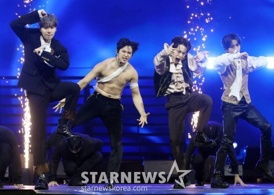 걸그룹 원어스(ONEUS)가 지난 14일 필리핀 아레나에서 열린 '2023 아시아 아티스트 어워즈 인 필리핀'(2023 Asia Artist Awards IN THE PHILIPPINES, 이하 '2023 AAA')에서 멋진 무대를 선보이고 있다. 원어스는 '2023 AAA'에서 AAA 이모티브상을 수상했다. '2023 AAA'는 스타뉴스가 주최하고 Asia Artist Awards 조직위원회, TONZ 엔터테인먼트, PULP Live World가 공동 주관한다. 그룹 아이브(IVE) 장원영, 가수 강다니엘, 그룹 제로베이스원 성한빈이 MC를 맡았다. /사진=김창현