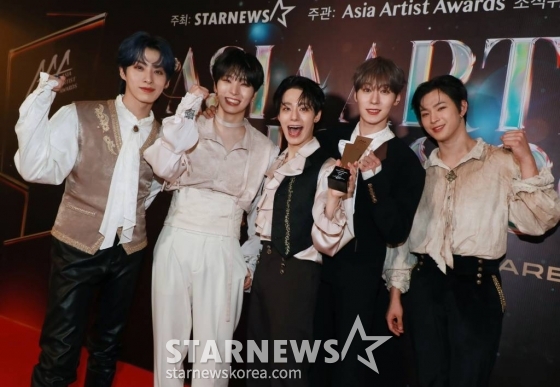 그룹 원어스가 14일 필리핀 아레나에서 열린 '2023 아시아 아티스트 어워즈 인 필리핀'(2023 Asia Artist Awards IN THE PHILIPPINES, 이하 '2023 AAA')에서 AAA 이모티브 상을 수상한 뒤 포즈를 취하고 있다. '2023 AAA'는 스타뉴스가 주최하고 Asia Artist Awards 조직위원회, TONZ 엔터테인먼트, PULP Live World가 공동 주관한다. 그룹 아이브(IVE) 장원영, 가수 강다니엘, 그룹 제로베이스원 성한빈이 MC를 맡았다. 2023.12.14 /사진=이동훈