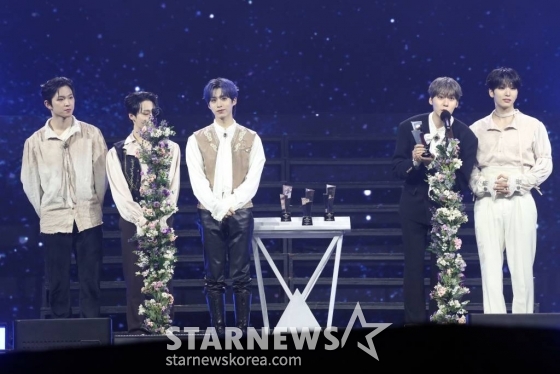 그룹 원어스가 14일 필리핀 아레나에서 열린 '2023 아시아 아티스트 어워즈 인 필리핀'(2023 Asia Artist Awards IN THE PHILIPPINES, 이하 '2023 AAA')에서 'AAA 이모티브상'을 수상하고 소감을 말하고 있다. '2023 AAA'는 스타뉴스가 주최하고 Asia Artist Awards 조직위원회, TONZ 엔터테인먼트, PULP Live World가 공동 주관한다. 그룹 아이브(IVE) 장원영, 가수 강다니엘, 그룹 제로베이스원 성한빈이 MC를 맡았다. 2023.12.14 /사진=임성균