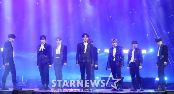 그룹 제로베이스원이 14일 필리핀 아레나에서 열린 '2023 아시아 아티스트 어워즈 인 필리핀'(2023 Asia Artist Awards IN THE PHILIPPINES, 이하 '2023 AAA')에서 멋진 무대를 선보이고 있다.  '2023 AAA'는 스타뉴스가 주최하고 Asia Artist Awards 조직위원회, TONZ 엔터테인먼트, PULP Live World가 공동 주관한다. 그룹 아이브(IVE) 장원영, 가수 강다니엘, 그룹 제로베이스원 성한빈이 MC를 맡았다. 2023.12.14 /사진=김창현