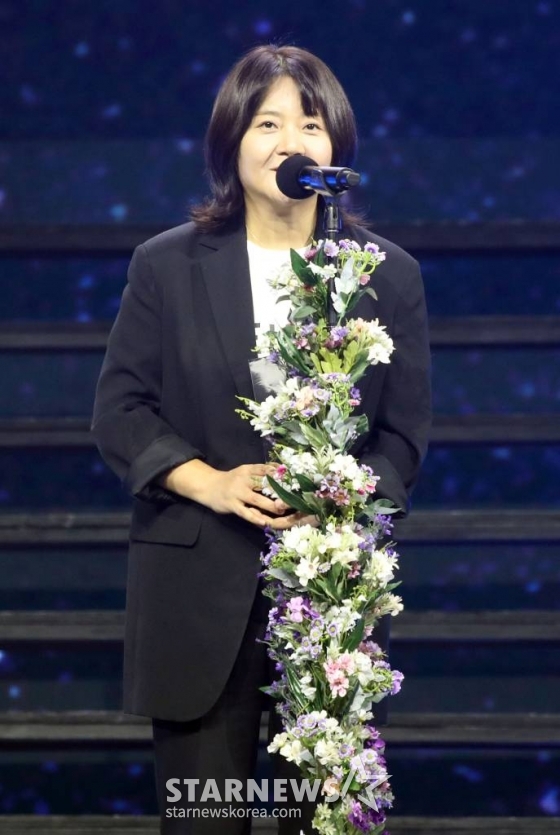 스타쉽엔터네인먼트 서현주 프로듀서가 14일 필리핀 아레나에서 열린 '2023 아시아 아티스트 어워즈 인 필리핀'(2023 Asia Artist Awards IN THE PHILIPPINES, 이하 '2023 AAA')에서 'AAA 베스트 프로듀서상'을 수상하고 소감을 말하고 있다.   '2023 AAA'는 스타뉴스가 주최하고 Asia Artist Awards 조직위원회, TONZ 엔터테인먼트, PULP Live World가 공동 주관한다. 그룹 아이브(IVE) 장원영, 가수 강다니엘, 그룹 제로베이스원 성한빈이 MC를 맡았다. 2023.12.14 /사진=임성균