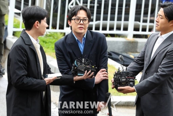 마약 투약 혐의를 받고 있는 가수 지드래곤(본명 권지용)이 6일 오후 인천 남동구 논현경찰서에서 조사를 받기 위해 출석하고 있다. 2023.11.06 /사진=김창현 chmt@