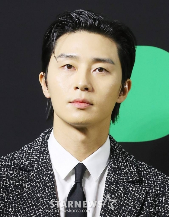 배우 박서준이 24일 오후 서울 강남구 삼성동 메가박스 코엑스에서 진행된 영화 '드림' 쇼케이스에 참석해 객석을 바라보고 있다. '드림'은 개념 없는 전직 축구선수 홍대(박서준 분)와 열정 없는 PD 소민(아이유 분)이 집 없는 오합지졸 국대 선수들과 함께 불가능한 꿈에 도전하는 이야기를 그린 영화. 오는 26일 개봉. 2023.04.24 /사진=김창현 기자 chmt@