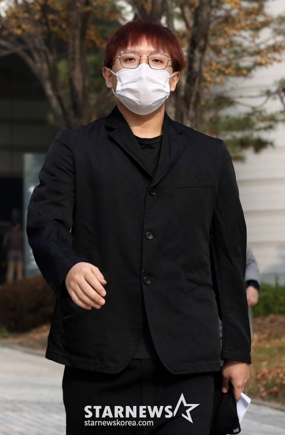 대마 흡입 혐의로 1심에서 집행유예를 선고받은 래퍼 나플라가 10일 오전 서울 서초구 중앙지방법원에서 열린 항소심 선고 공판을 마친 뒤 법정을 나서고 있다. 이날 나플라는 항소심에서 1심과 같은 징역 10개월에 집행유예 2년을 선고 받았다. 2022.11.10 /사진=김창현 기자 chmt@
