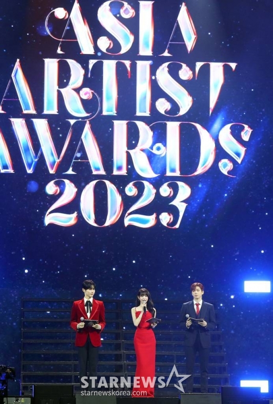 MC 성한빈, 장원영, 강다니엘이 14일 필리핀 아레나에서 열린 '2023 아시아 아티스트 어워즈 인 필리핀'(2023 Asia Artist Awards IN THE PHILIPPINES, 이하 '2023 AAA')에서 진행을 하고 있다. '2023 AAA'는 스타뉴스가 주최하고 Asia Artist Awards 조직위원회, TONZ 엔터테인먼트, PULP Live World가 공동 주관한다. 그룹 아이브(IVE) 장원영, 가수 강다니엘, 그룹 제로베이스원 성한빈이 MC를 맡았다. 2023.12.14 /사진=김창현