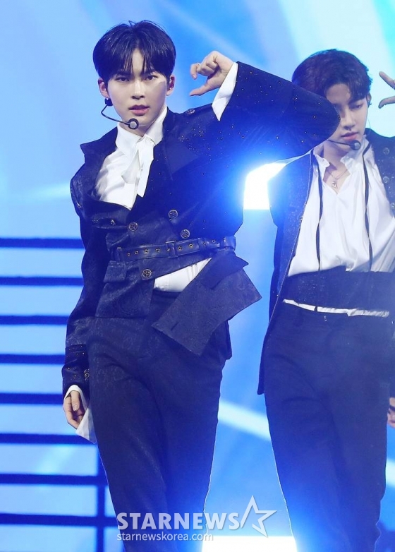 그룹 제로베이스원 성한빈이 14일 필리핀 아레나에서 열린 '2023 아시아 아티스트 어워즈 인 필리핀'(2023 Asia Artist Awards IN THE PHILIPPINES, 이하 '2023 AAA')에서 멋진 무대를 선보이고 있다. '2023 AAA'는 스타뉴스가 주최하고 Asia Artist Awards 조직위원회, TONZ 엔터테인먼트, PULP Live World가 공동 주관한다. 그룹 아이브(IVE) 장원영, 가수 강다니엘, 그룹 제로베이스원 성한빈이 MC를 맡았다. 2023.12.14 /사진=김창현