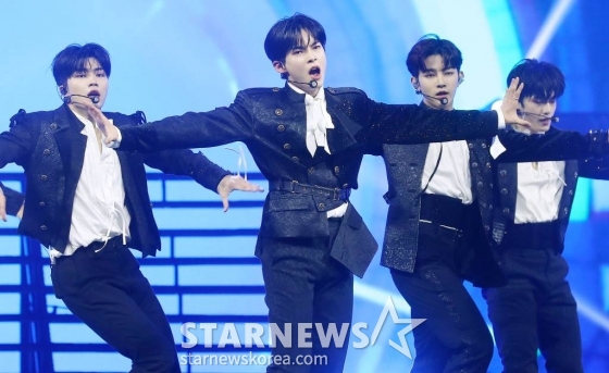 그룹 제로베이스원 성한빈이 14일 필리핀 아레나에서 열린 '2023 아시아 아티스트 어워즈 인 필리핀'(2023 Asia Artist Awards IN THE PHILIPPINES, 이하 '2023 AAA')에서 멋진 무대를 선보이고 있다. '2023 AAA'는 스타뉴스가 주최하고 Asia Artist Awards 조직위원회, TONZ 엔터테인먼트, PULP Live World가 공동 주관한다. 그룹 아이브(IVE) 장원영, 가수 강다니엘, 그룹 제로베이스원 성한빈이 MC를 맡았다. 2023.12.14 /사진=김창현