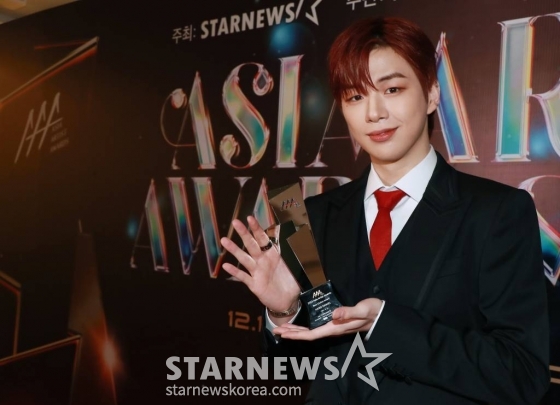 가수 강다니엘이 14일 필리핀 아레나에서 열린 '2023 아시아 아티스트 어워즈 인 필리핀'(2023 Asia Artist Awards IN THE PHILIPPINES, 이하 '2023 AAA')에서 AAA 베스트 초이스상을 수상한 뒤 포즈를 취하고 있다. '2023 AAA'는 스타뉴스가 주최하고 Asia Artist Awards 조직위원회, TONZ 엔터테인먼트, PULP Live World가 공동 주관한다. 그룹 아이브(IVE) 장원영, 가수 강다니엘, 그룹 제로베이스원 성한빈이 MC를 맡았다. 2023.12.14 /사진=이동훈