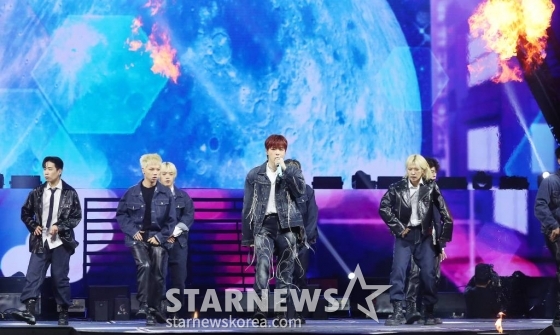 가수 강다니엘이 14일 필리핀 아레나에서 열린 '2023 아시아 아티스트 어워즈 인 필리핀'(2023 Asia Artist Awards IN THE PHILIPPINES, 이하 '2023 AAA')에서 멋진 무대를 선보이고 있다. '2023 AAA'는 스타뉴스가 주최하고 Asia Artist Awards 조직위원회, TONZ 엔터테인먼트, PULP Live World가 공동 주관한다. 그룹 아이브(IVE) 장원영, 가수 강다니엘, 그룹 제로베이스원 성한빈이 MC를 맡았다. 2023.12.14 /사진=김창현