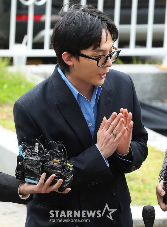 마약 투약 혐의를 받고 있는 가수 지드래곤(본명 권지용)이 6일 오후 인천 남동구 논현경찰서에서 조사를 받기 위해 출석하고 있다. 2023.11.06 /사진=김창현 chmt@