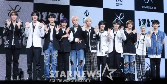 그룹 오메가엑스(OMEGA X)가 7일 오후 서울 광진구 예스24 라이브홀에서 진행된 세 번째 미니앨범 'iykyk(if you know, you know)'(이프 유 노, 유 노) 발매 기념 쇼케이스에 참석해 포즈를 취하고 있다. 오메가엑스의 이번 앨범 타이틀 'JUNK FOOD(정크 푸드)'는 불안정한 느낌의 신스와 베이스가 혼란스러운 분위기를 자아내는 트랩 장르의 힙합곡이다. 2023.11.07 /사진=김창현