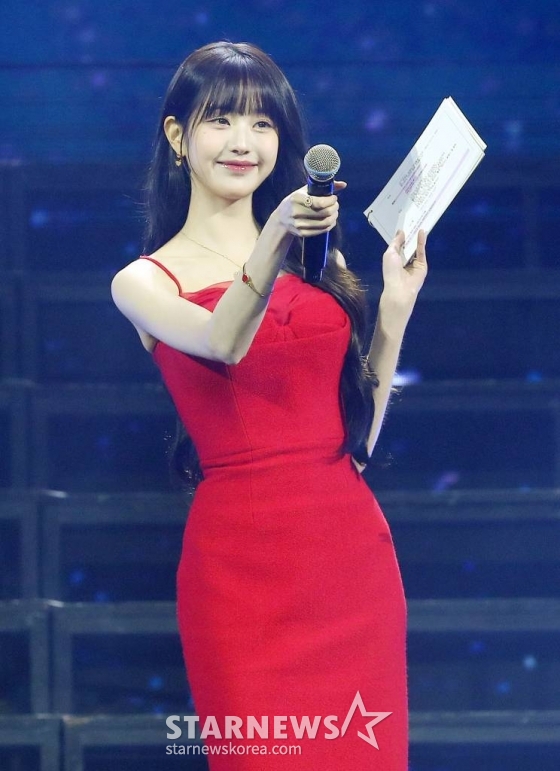 아이브 장원영이 14일 필리핀 아레나에서 열린 '2023 아시아 아티스트 어워즈 인 필리핀'(2023 Asia Artist Awards IN THE PHILIPPINES, 이하 '2023 AAA')에서 인사말을 하고 있다. '2023 AAA'는 스타뉴스가 주최하고 Asia Artist Awards 조직위원회, TONZ 엔터테인먼트, PULP Live World가 공동 주관한다. 그룹 아이브(IVE) 장원영, 가수 강다니엘, 그룹 제로베이스원 성한빈이 MC를 맡았다. 2023.12.14 /사진=김창현
