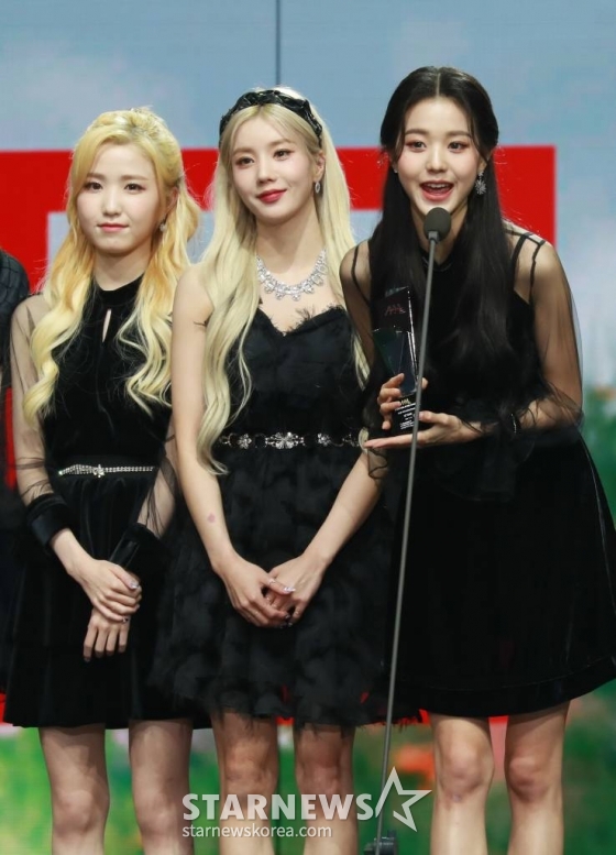 걸그룹 아이즈원이 28일 마이뮤직테이스트로 방송된 2020 Asia Artist Awards(2020 아시아 아티스트 어워즈, 2020 AAA)에서 가수 부문 포텐셜상을 수상한 뒤 소감을 말하고 있다. 스타뉴스가 주최하고 AAA 조직위원회가 주관하는 AAA는 어디에서도 보지 못했던 새로운 무대를 선보이며 전 세계 팬들의 눈과 귀를 사로잡아 명실상부 NO.1 글로벌 시상식으로 거듭났다. /사진=이동훈 기자 photoguy@