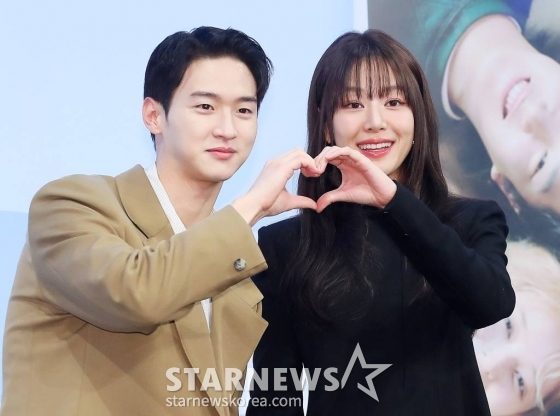 배우 장동윤, 이주명이 20일 오후 서울 신도림동 디큐브시티 더세인트에서 진행된 ENA 수목드라마 '모래에도 꽃이 핀다' 제작발표회에 참석해 포즈를 취하고 있다. '모래에도 꽃이 핀다'는 20년째 떡잎인 씨름 신동 김백두(장동윤 분)와 소싯적 골목대장 오유경(이주명 분)이 다시 만나며 벌어지는 청춘 성장 로맨스다. 2023.12.20 /사진=김창현