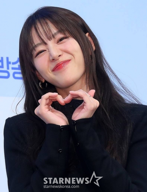 배우 이주명이 20일 오후 서울 신도림동 디큐브시티 더세인트에서 진행된 ENA 수목드라마 '모래에도 꽃이 핀다' 제작발표회에 참석해 포즈를 취하고 있다. '모래에도 꽃이 핀다'는 20년째 떡잎인 씨름 신동 김백두(장동윤 분)와 소싯적 골목대장 오유경(이주명 분)이 다시 만나며 벌어지는 청춘 성장 로맨스다. 2023.12.20 /사진=김창현