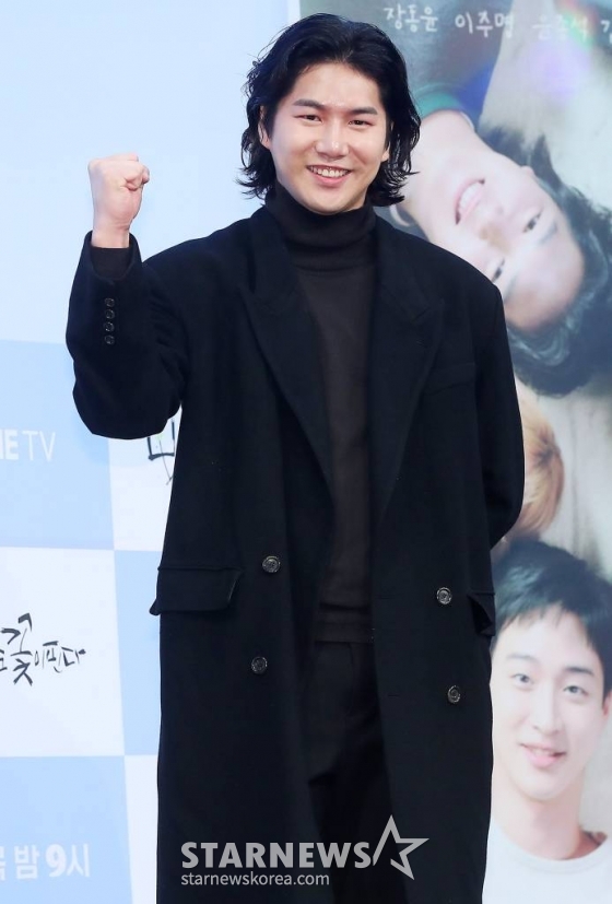 배우 이재준이 20일 오후 서울 신도림동 디큐브시티 더세인트에서 진행된 ENA 수목드라마 '모래에도 꽃이 핀다' 제작발표회에 참석해 포즈를 취하고 있다. '모래에도 꽃이 핀다'는 20년째 떡잎인 씨름 신동 김백두(장동윤 분)와 소싯적 골목대장 오유경(이주명 분)이 다시 만나며 벌어지는 청춘 성장 로맨스다. 2023.12.20 /사진=김창현