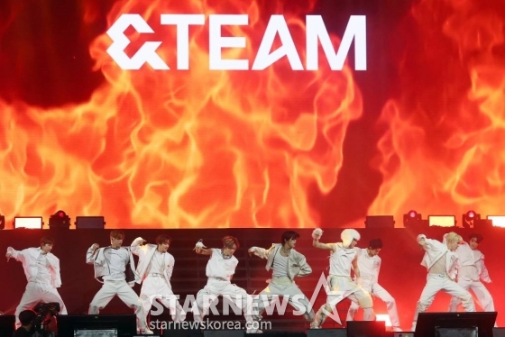 필리핀 그룹 SB19가 지난 14일 필리핀 아레나에서 열린 '2023 아시아 아티스트 어워즈 인 필리핀'(2023 Asia Artist Awards IN THE PHILIPPINES, 이하 '2023 AAA')에서 멋진 무대를 선보이고 있다.  앤팀은 '2023 AAA'에서 이모티브, 베스트 초이스 상을 수상했다.  '2023 AAA'는 스타뉴스가 주최하고 Asia Artist Awards 조직위원회, TONZ 엔터테인먼트, PULP Live World가 공동 주관한다. 그룹 아이브(IVE) 장원영, 가수 강다니엘, 그룹 제로베이스원 성한빈이 MC를 맡았다. /사진=김창현