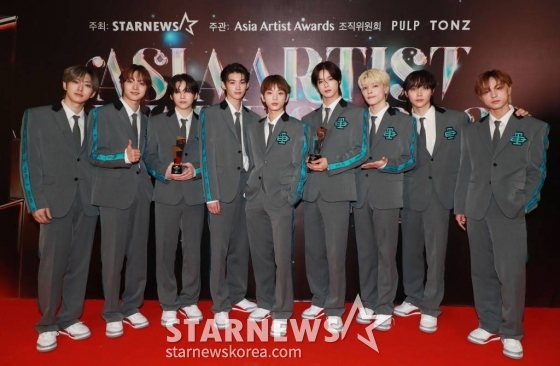 일본 그룹 앤팀이 14일 필리핀 아레나에서 열린 '2023 아시아 아티스트 어워즈 인 필리핀'(2023 Asia Artist Awards IN THE PHILIPPINES, 이하 '2023 AAA')에서 AAA 이모티브, 베스트 초이스상을 수상한 뒤 포즈를 취하고 있다.  '2023 AAA'는 스타뉴스가 주최하고 Asia Artist Awards 조직위원회, TONZ 엔터테인먼트, PULP Live World가 공동 주관한다. 그룹 아이브(IVE) 장원영, 가수 강다니엘, 그룹 제로베이스원 성한빈이 MC를 맡았다. 2023.12.14 /사진=이동훈