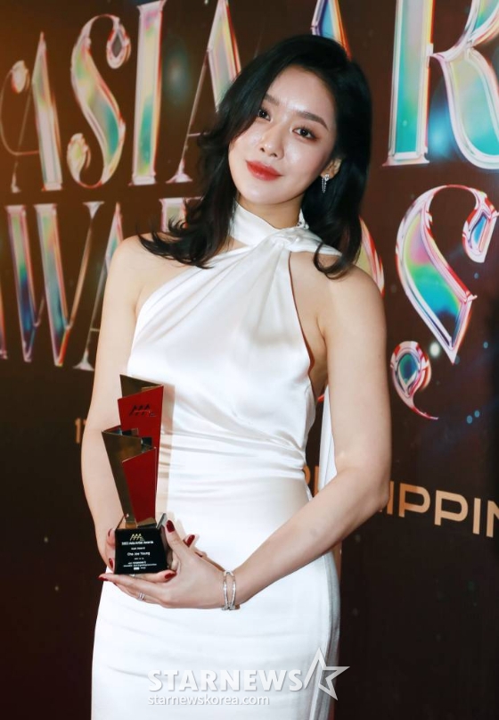 배우 차주영이 12월 14일 필리핀 아레나에서 열린 '2023 아시아 아티스트 어워즈 인 필리핀'(2023 Asia Artist Awards IN THE PHILIPPINES, 이하 '2023 AAA')에서 AAA 아이콘 상을 수상한 뒤 포즈를 취하고 있다./사진=이동훈 기자