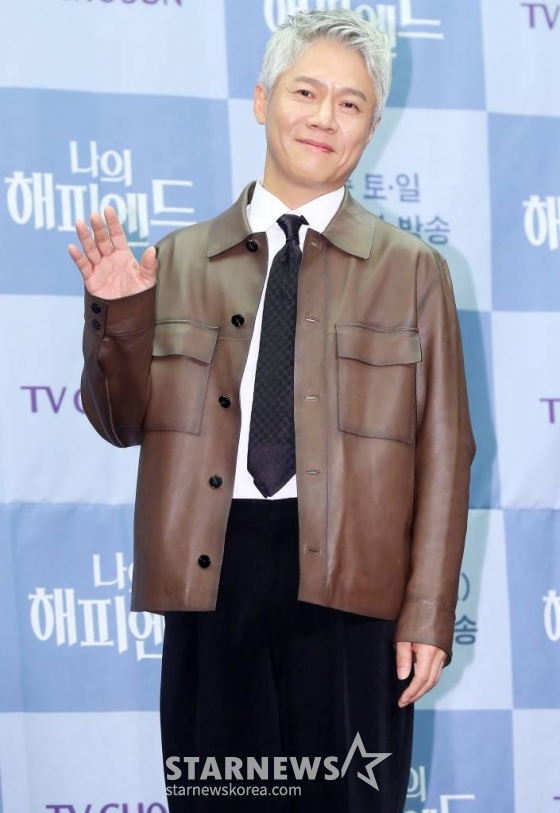 배우 박호산이 21일 오전 서울 마포구 상암동 스탠포드 호텔에서 진행된 TV조선 주말미니시리즈 '나의 해피엔드' 제작발표회에 참석해 포즈를 취하고 있다. '나의 해피엔드'는 성공만을 쫓던 한 여자가 믿었던 사람들의 배신으로 충격적인 진실을 마주하는 휴먼 심리 스릴러 드라마다. 오는 30일 첫 방송. 2023.12.21 /사진=김창현