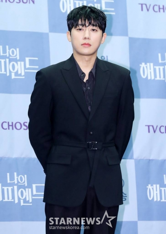 배우 손호준이 21일 오전 서울 마포구 상암동 스탠포드 호텔에서 진행된 TV조선 주말미니시리즈 '나의 해피엔드' 제작발표회에 참석해 포즈를 취하고 있다. '나의 해피엔드'는 성공만을 쫓던 한 여자가 믿었던 사람들의 배신으로 충격적인 진실을 마주하는 휴먼 심리 스릴러 드라마다. 오는 30일 첫 방송. 2023.12.21 /사진=김창현