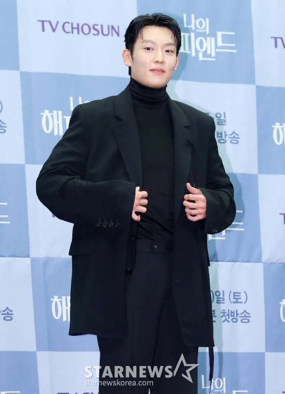 배우 이기택이 21일 오전 서울 마포구 상암동 스탠포드 호텔에서 진행된 TV조선 주말미니시리즈 '나의 해피엔드' 제작발표회에 참석해 포즈를 취하고 있다. '나의 해피엔드'는 성공만을 쫓던 한 여자가 믿었던 사람들의 배신으로 충격적인 진실을 마주하는 휴먼 심리 스릴러 드라마다. 오는 30일 첫 방송. 2023.12.21 /사진=김창현
