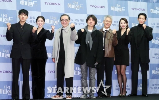 조수원 감독(가운데), 배우 손호준, 장나라, 김홍파, 박호산, 소이현, 이기택이 21일 오전 서울 마포구 상암동 스탠포드 호텔에서 진행된 TV조선 주말미니시리즈 '나의 해피엔드' 제작발표회에 참석해 포즈를 취하고 있다. '나의 해피엔드'는 성공만을 쫓던 한 여자가 믿었던 사람들의 배신으로 충격적인 진실을 마주하는 휴먼 심리 스릴러 드라마다. 오는 30일 첫 방송. 2023.12.21 /사진=김창현