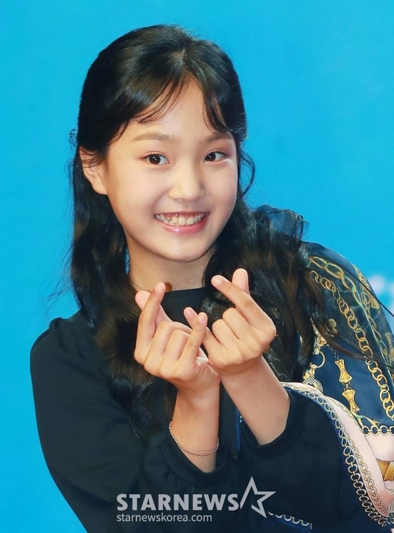 가수 김태연이 15일 오전 서울 강남구 일지아트홀에서 진행된 새 디지털 싱글 앨범 '힘내세요!' 발매기념 쇼케이스에서 포즈를 취하고 있다. 타이틀곡 '수고했어요 오늘도'는 각자의 자리에서 하루를 열심히 살아내고 있는 대중들에게 김태연이 건네는 안부와 따뜻한 위로를 담은 트로트 곡이다. /2022.09.15 /사진=이동훈 기자 photoguy@