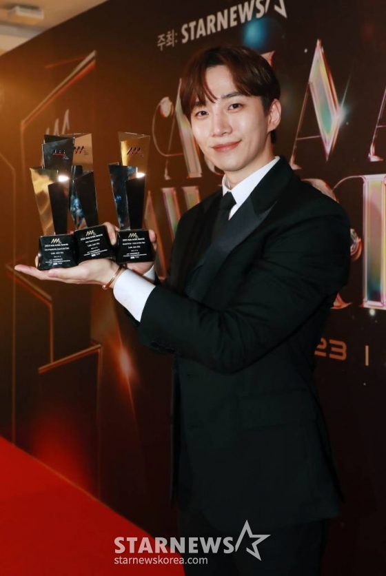 배우 이준호가 14일 필리핀 아레나에서 열린 '2023 아시아 아티스트 어워즈 인 필리핀'(2023 Asia Artist Awards IN THE PHILIPPINES, 이하 '2023 AAA')에서 AAA 올해의 배우, 핫트렌드, 인기상을 수상한 뒤 포즈를 취하고 있다.  '2023 AAA'는 스타뉴스가 주최하고 Asia Artist Awards 조직위원회, TONZ 엔터테인먼트, PULP Live World가 공동 주관한다. 그룹 아이브(IVE) 장원영, 가수 강다니엘, 그룹 제로베이스원 성한빈이 MC를 맡았다. 2023.12.14 /사진=이동훈