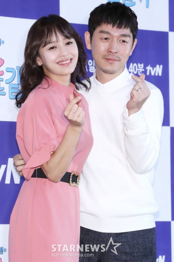 배우 강성연, 피아니스트 김가온 부부가 1일 오전 서울 마포구 상암동 CJ ENM에서 열린 예능프로그램 '따로 또 같이' 제작발표회에서 포즈를 취하고 있다. /사진=이기범 기자 leekb@