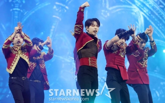그룹 킹덤이 지난 14일 필리핀 아레나에서 열린 '2023 아시아 아티스트 어워즈 인 필리핀'(2023 Asia Artist Awards IN THE PHILIPPINES, 이하 '2023 AAA')에서 멋진 무대를 선보이고 있다. 킹덤은 '2023 AAA'에서 뉴웨이브상을 수상했다. '2023 AAA'는 스타뉴스가 주최하고 Asia Artist Awards 조직위원회, TONZ 엔터테인먼트, PULP Live World가 공동 주관한다. 그룹 아이브(IVE) 장원영, 가수 강다니엘, 그룹 제로베이스원 성한빈이 MC를 맡았다. /사진=김창현