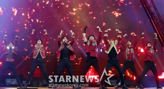 그룹 킹덤이 지난 14일 필리핀 아레나에서 열린 '2023 아시아 아티스트 어워즈 인 필리핀'(2023 Asia Artist Awards IN THE PHILIPPINES, 이하 '2023 AAA')에서 멋진 무대를 선보이고 있다. 킹덤은 '2023 AAA'에서 뉴웨이브상을 수상했다. '2023 AAA'는 스타뉴스가 주최하고 Asia Artist Awards 조직위원회, TONZ 엔터테인먼트, PULP Live World가 공동 주관한다. 그룹 아이브(IVE) 장원영, 가수 강다니엘, 그룹 제로베이스원 성한빈이 MC를 맡았다. /사진=김창현