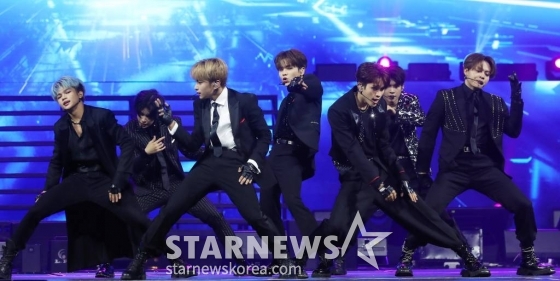 필리핀 그룹 호라이즌이 14일 필리핀 아레나에서 열린 '2023 아시아 아티스트 어워즈 인 필리핀'(2023 Asia Artist Awards IN THE PHILIPPINES, 이하 '2023 AAA')에서 멋진 무대를 선보이고 있다. '2023 AAA'는 스타뉴스가 주최하고 Asia Artist Awards 조직위원회, TONZ 엔터테인먼트, PULP Live World가 공동 주관한다. 그룹 아이브(IVE) 장원영, 가수 강다니엘, 그룹 제로베이스원 성한빈이 MC를 맡았다. 2023.12.14 /사진=김창현