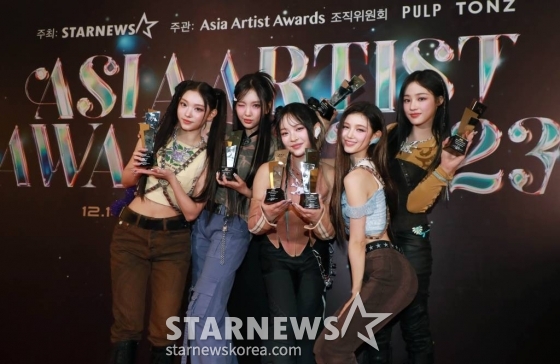 걸그룹 뉴진스가 14일 필리핀 아레나에서 열린 '2023 아시아 아티스트 어워즈 인 필리핀'(2023 Asia Artist Awards IN THE PHILIPPINES, 이하 '2023 AAA')에서 AAA 핫트렌드, 아시아 셀러브리티, 페뷸러스, 베스트 초이스, 올해의 가수, 올해의 노래상을 수상한 뒤 포즈를 취하고 있다. '2023 AAA'는 스타뉴스가 주최하고 Asia Artist Awards 조직위원회, TONZ 엔터테인먼트, PULP Live World가 공동 주관한다. 그룹 아이브(IVE) 장원영, 가수 강다니엘, 그룹 제로베이스원 성한빈이 MC를 맡았다. 2023.12.14 /사진=이동훈