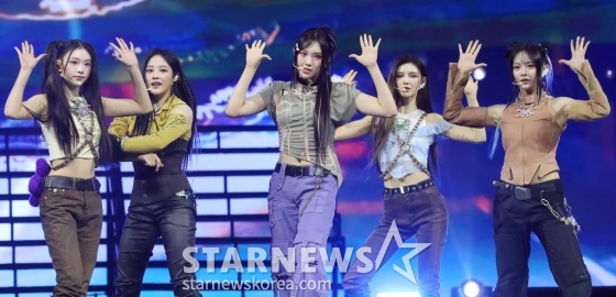 걸그룹 뉴진스가 14일 필리핀 아레나에서 열린 '2023 아시아 아티스트 어워즈 인 필리핀'(2023 Asia Artist Awards IN THE PHILIPPINES, 이하 '2023 AAA')에서 멋진 무대를 선보이고 있다.  '2023 AAA'는 스타뉴스가 주최하고 Asia Artist Awards 조직위원회, TONZ 엔터테인먼트, PULP Live World가 공동 주관한다. 그룹 아이브(IVE) 장원영, 가수 강다니엘, 그룹 제로베이스원 성한빈이 MC를 맡았다. 2023.12.14 /사진=김창현