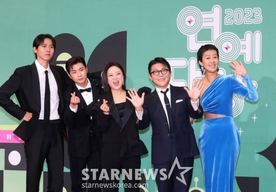 '홍김동전' 주우재, 우영, 김숙, 조세호, 홍진경이 23일 오후 서울 영등포구 여의도동 KBS 신관홀에서 진행된 '2023 KBS 연예대상' 레드카펫에 참석해 포즈를 취하고 있다. 2023.12.23 /사진=김창현
